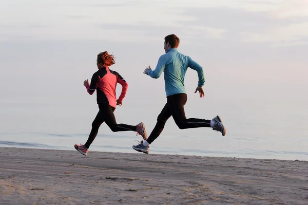 Sahil çalışan kadın ve genç adam