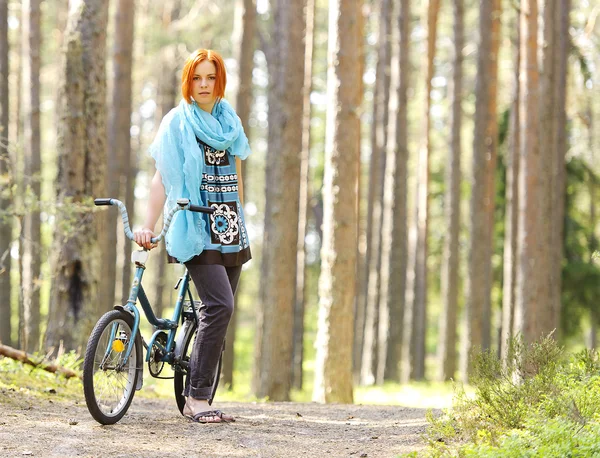 Mladá krásná zrzavý žena na kole — Stock fotografie