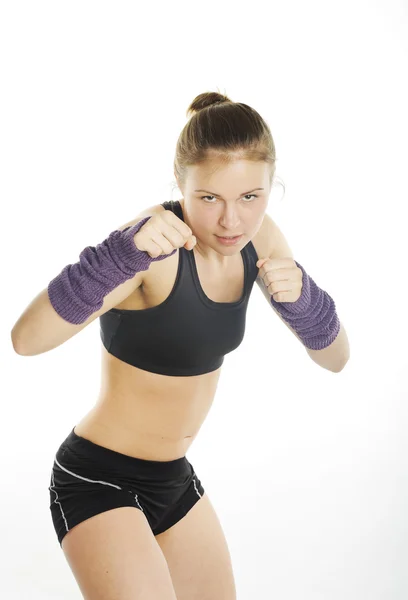 Mujer atractiva joven mostrando movimiento de boxeo — Foto de Stock