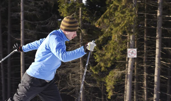 Skifahrer beim Spaziergang im Park — Stockfoto