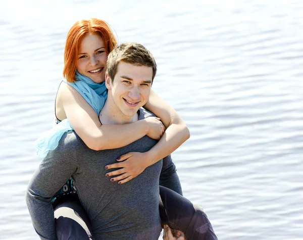 Porträt eines jungen schönen glücklichen Paares draußen — Stockfoto