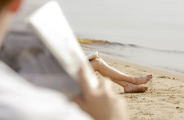 kadın ayakları kum plaj