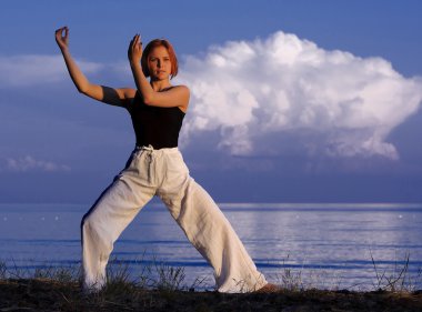 genç kadın dışında yoga yaparken