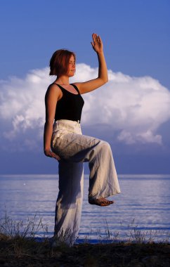 genç kadın dışında yoga yaparken