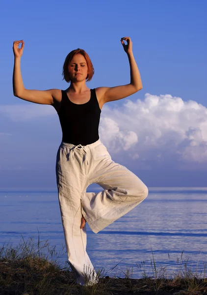 Junge Frau macht draußen Yoga — Stockfoto