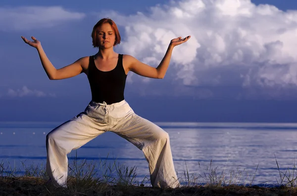 Jeune femme faisant du yoga à l'extérieur — Photo