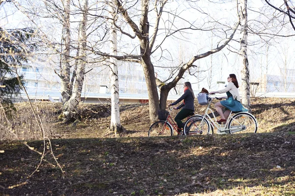 Dos chicas montando en bicicleta en el parque —  Fotos de Stock