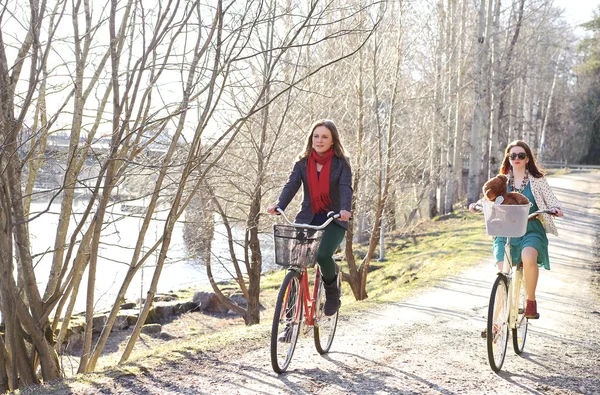 Duas meninas andando de bicicleta no parque — Fotografia de Stock