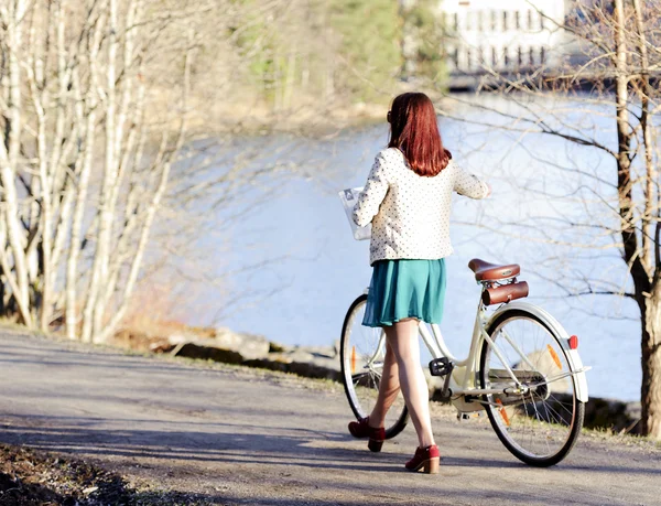 Dívka se na kole v parku — Stock fotografie