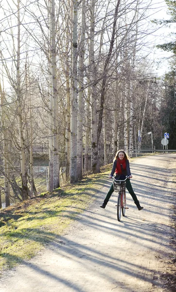 Chica montando una bicicleta en el parque —  Fotos de Stock