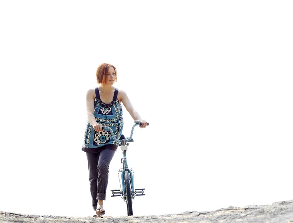 genç güzel kızıl saçlı kadın bir bisiklet ile