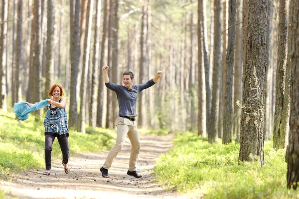 Retrato de una joven y hermosa pareja feliz afuera —  Fotos de Stock