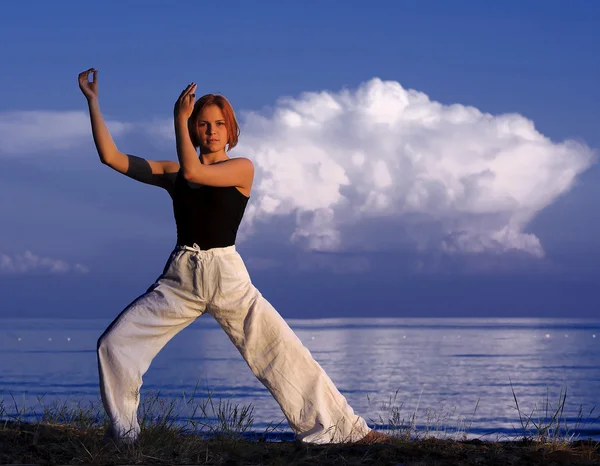 Mladá žena, která dělá jógu mimo — Stock fotografie