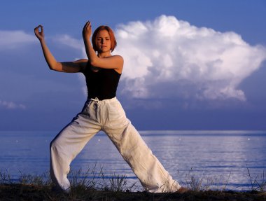 genç kadın dışında yoga yaparken
