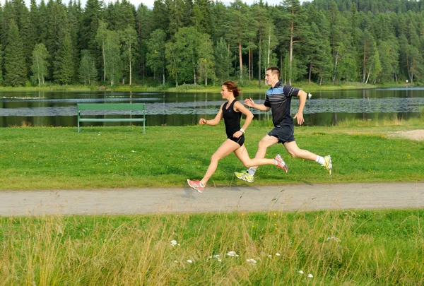Jovem casal correndo fora — Fotografia de Stock