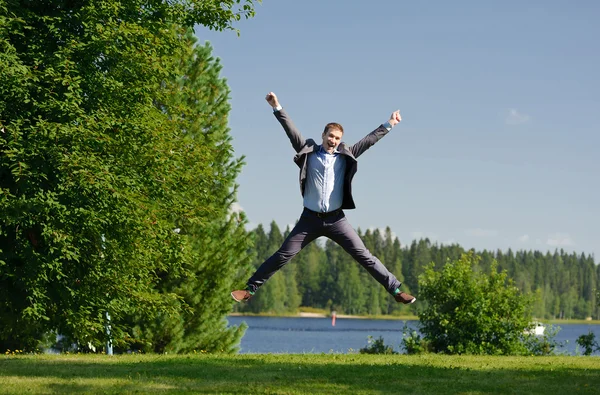 Jonge man springen buiten — Stockfoto