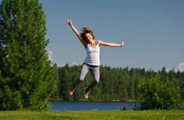 Mujer joven saltando fuera —  Fotos de Stock
