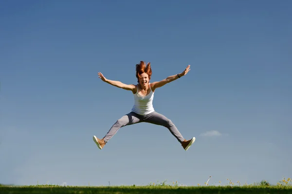 Junge Frau springt nach draußen — Stockfoto