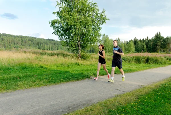 室外跑步对年轻夫妇 — 图库照片