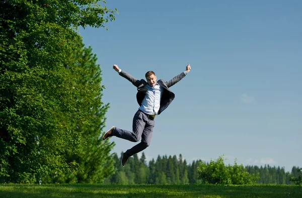 Junger Mann springt nach draußen — Stockfoto