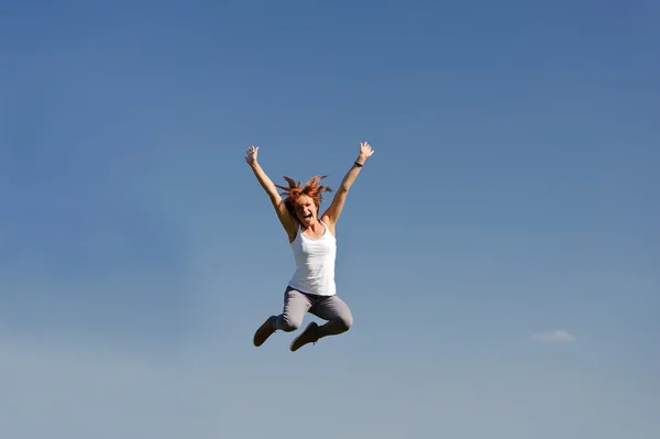 Junge Frau springt nach draußen — Stockfoto