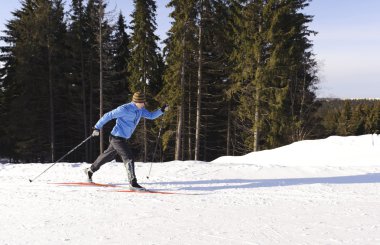 parkta bir yürüyüş üzerinde kayakçı