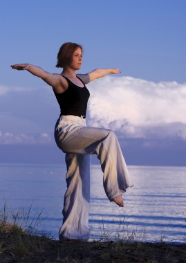 genç kadın dışında yoga yaparken