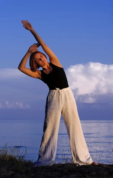 Junge Frau macht draußen Yoga — Stockfoto