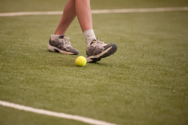 Tennis spelare ben och tennisboll — Stockfoto