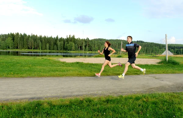 Mladý pár běží mimo — Stock fotografie