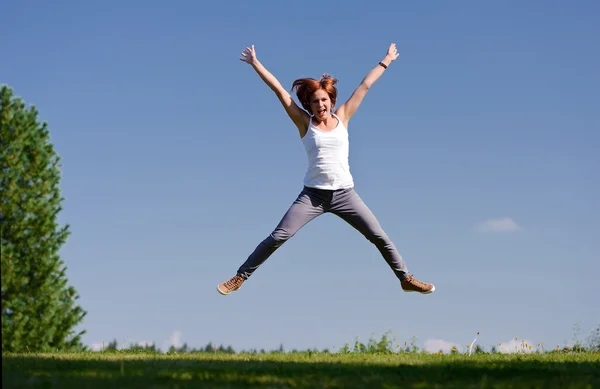 Young woman jumping outside — Stock Photo, Image