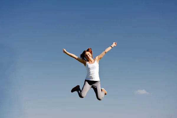 若い女性の外をジャンプ — ストック写真