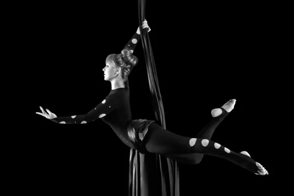 Beautiful dancer on aerial silk, aerial contortion, aerial ribbons, aerial silks, aerial tissues, fabric, ribbon, tissue — Stock Photo, Image