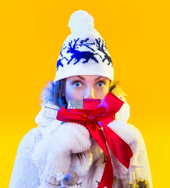 Mujer de Navidad. Hermoso Año Nuevo y Navidad regalo de vacaciones H —  Fotos de Stock