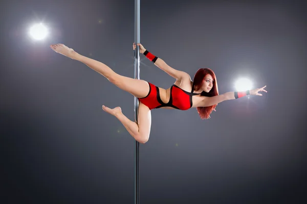 Jeune femme sexy pole dance . — Photo