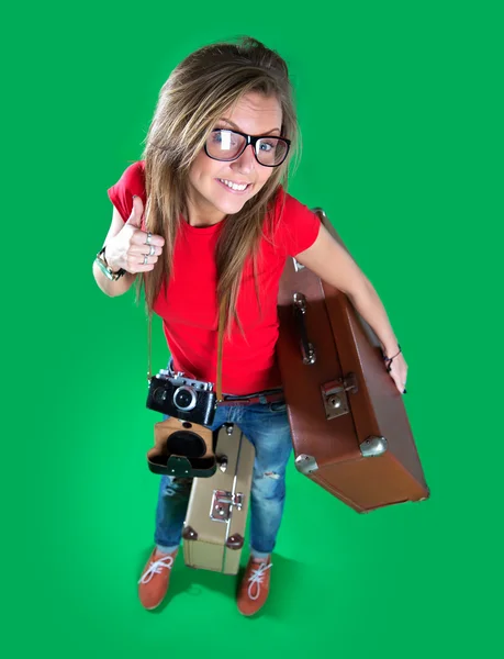 Γυναίκα ταξιδιώτη με μια φωτογραφική μηχανή, πράσινο φόντο — Φωτογραφία Αρχείου
