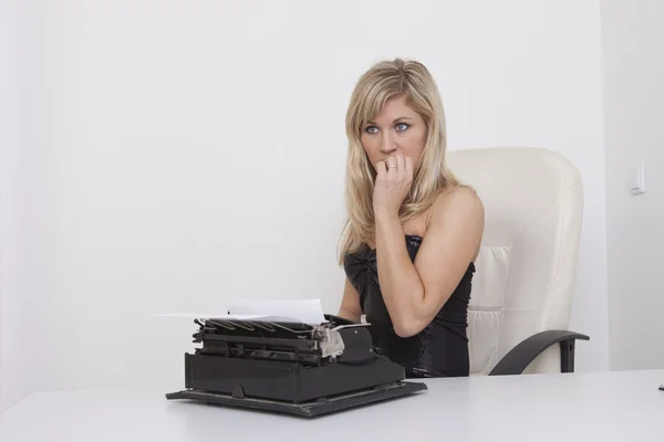 Young woman typing on a typewriter — Stock Photo, Image