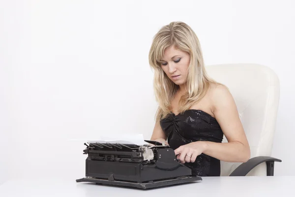 Mujer joven escribiendo en una máquina de escribir —  Fotos de Stock