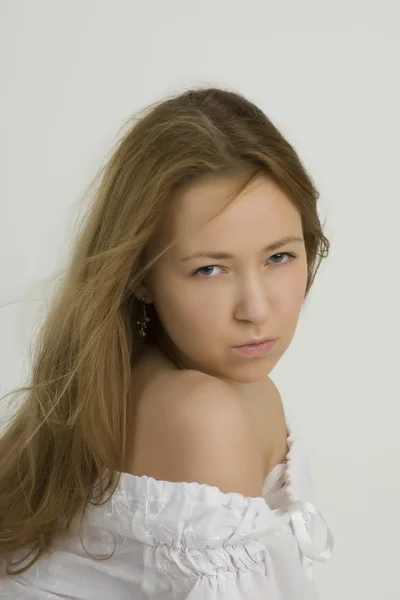 Portret młodej dziewczyny w białej koszuli — Zdjęcie stockowe