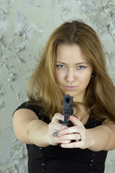 Girl with gun — Stock Photo, Image