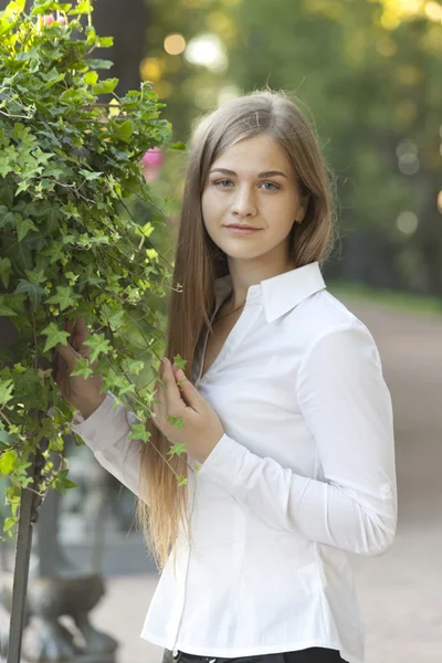 Retrato de uma bela menina em uma camisa branca — Fotografia de Stock