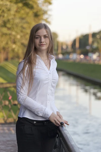 Retrato de uma bela menina em uma camisa branca — Fotografia de Stock