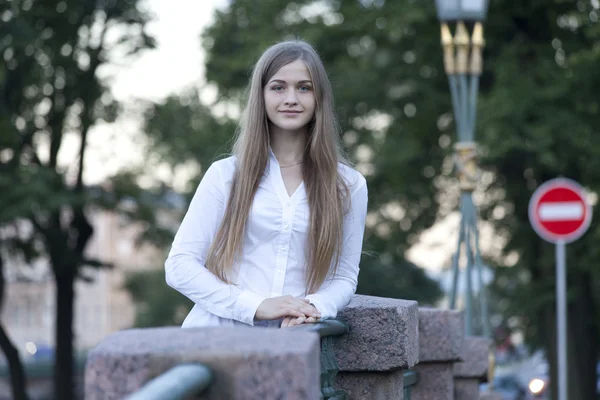 Retrato de una hermosa joven con una camisa blanca — Foto de Stock