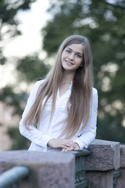 Retrato de una hermosa joven con una camisa blanca — Foto de Stock