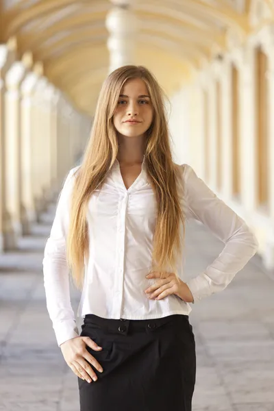 Retrato de una hermosa joven con una camisa blanca — Foto de Stock