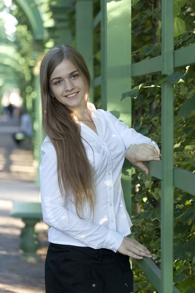 Портрет красивой молодой девушки в белой рубашке — стоковое фото