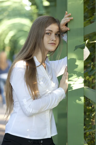 Retrato de uma bela menina em uma camisa branca — Fotografia de Stock