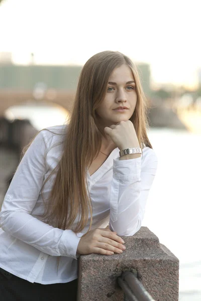 Portret piękna, młoda dziewczyna w białej koszuli — Zdjęcie stockowe