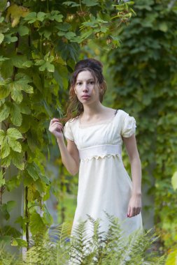 uzun beyaz elbiseli genç kız