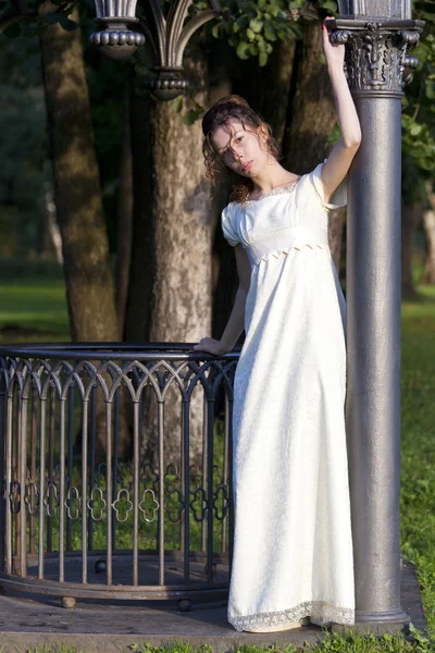Jeune fille dans une longue robe blanche — Photo
